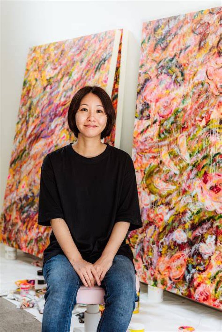 井上絢子が描く日常の境界—色彩と感情が溶け合う油彩の世界